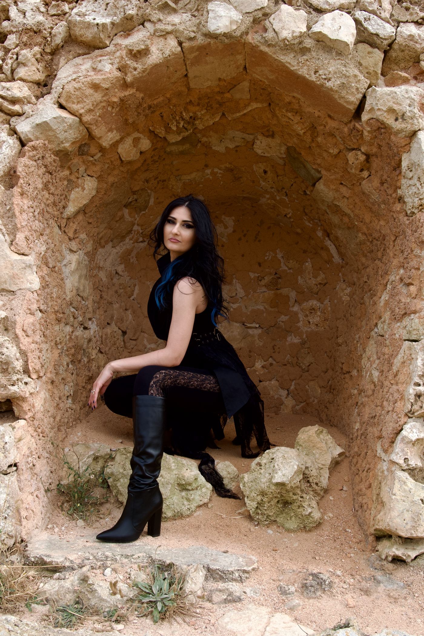 Eleonora Damiano seduta in un arco di pietra